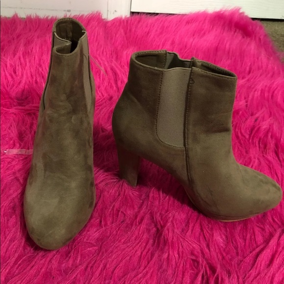 Boots size 9 - Picture 2 of 3